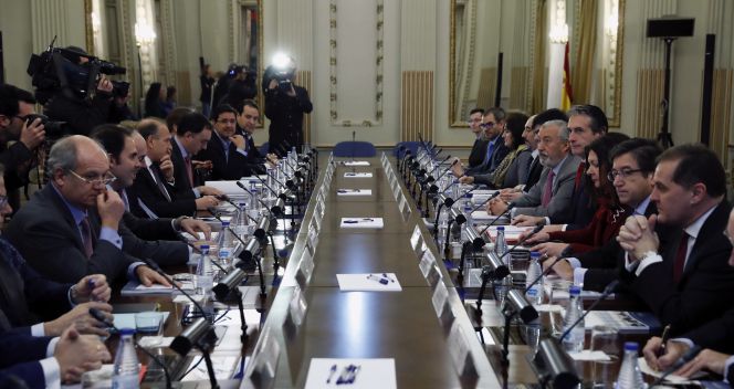 Reunión esta mañana entre miembros del Ministerio de Fomento, enzabezados por el ministro Íñigo de la Serna, y los primeros ejecutivos de aerolíneas con presencia en España.