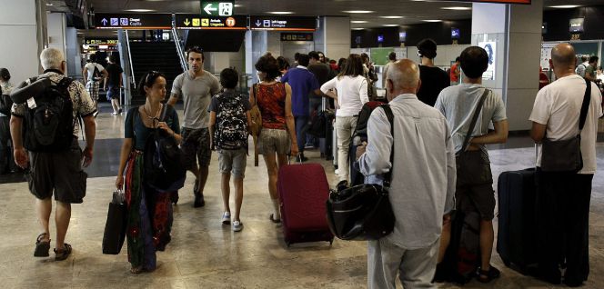 Tráfico de viajeros y maletas en el aeropuerto de Barajas.