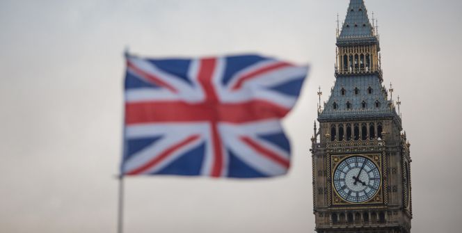 El Big Ben de Londres con la bandera británica.
