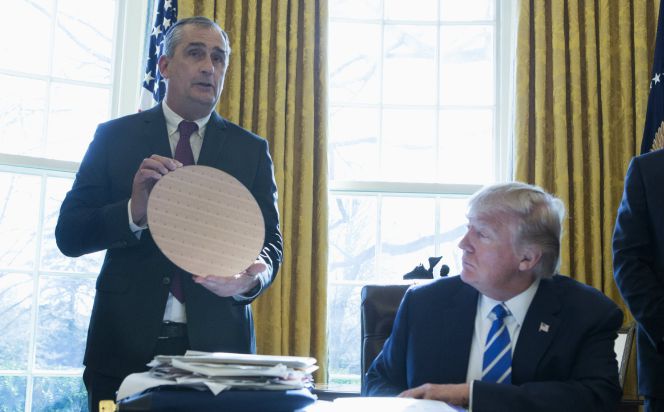 El consejero delegado de Intel, Brian Krzanich, se reúne con el presidente de EE UU, Donald Trump en la Casa Blanca.