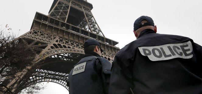 Policías vigilan la zona de la Torre Eiffel.