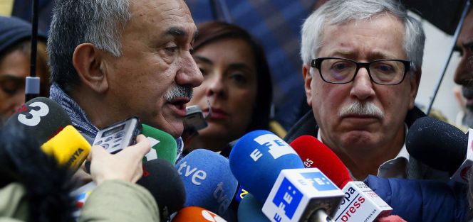 Los secretarios generales de CCOO y UGT, Ignacio Fernández Toxo (derecha) y Pepe Álvarez (izquierda), atienden alos medios.