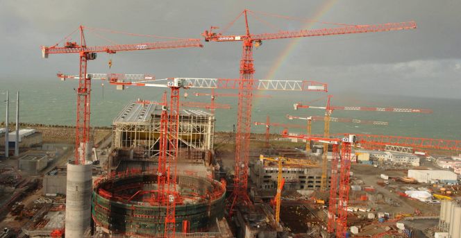 Fotografía de archivo que muestra la construcción de un reactor nuclear de tercera generación en la central nuclear de Flamanville, situada al noroeste de Francia. .