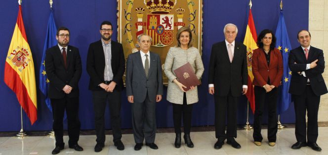 La ministra de Empleo y Seguridad Social, Fátima Báñez (c), junto al catedrático Alfredo Montoya (3i); el expresidente del Tribunal Constitucional, Miguel Rodríguez-Piñero (3d); Joaquín Pérez Rey (2i), de CCOO; José María Miranda Boto (i), de UGT; Teresa Díaz de Terán (2d), de CEPYME, y Jordi García Viña (d), dirigente de CEOE.