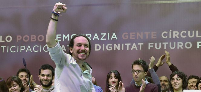El secretario general de Podemos, Pablo Iglesias, pasa ante el secretario político del partido, Íñigo Errejón