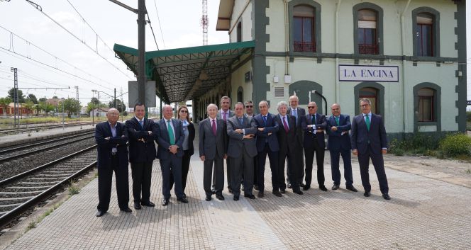 Grupo de empresarios valencianos, con Vicente Boluda al frente (en el centro de la imagen), en un acto de reivindicación del Corredor Mediterráneo.