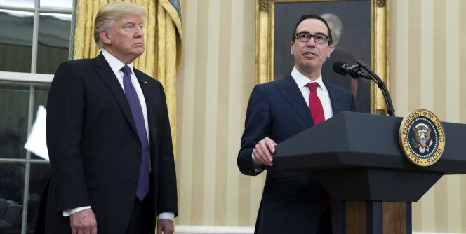El presidente de EE.UU. Donald J. Trump (i), escucha al nuevo secretario del Tesoro Steven Mnuchin (d) durante la toma de juramento de Mnuchin hoy, lunes 13 de febrero de 2017, en la Oficina Oval de la Casa Blanca en Washington (EE.UU.).