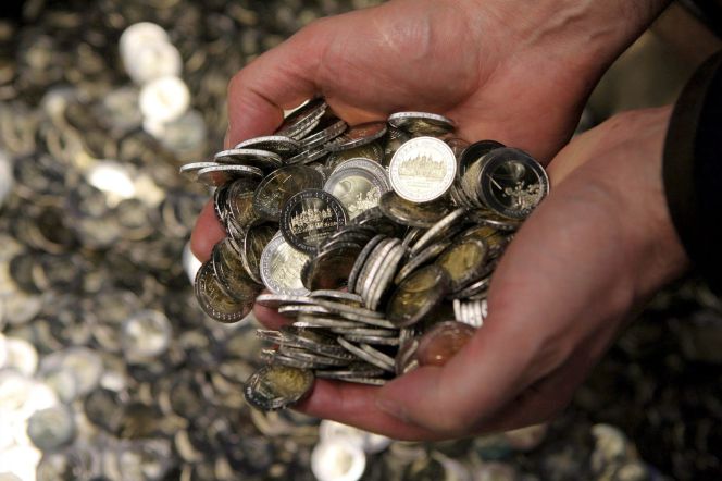 En la imagen, monedas de dos euros recién acuñadas en el Staatliche Muenze en Berlín (Alemania).