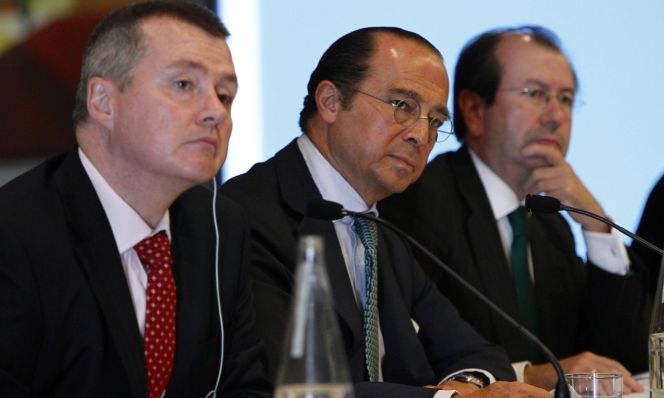El consejero delegado de IAG, Willie Walsh, junto al presidente del holding, Antonio Vázquez.