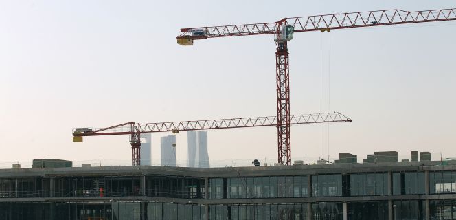 Construcción de edificios en el entorno de Las Tablas en Madrid.
