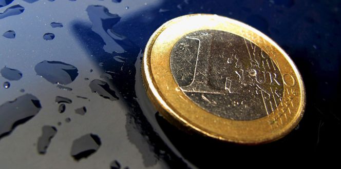 Moneda de un euro sobre.