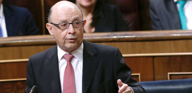 El ministro de Hacienda, Cristóbal Montoro, durante la sesión de control al Gobierno que se celebra en el Congreso de los Diputados.