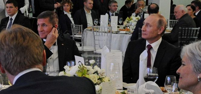 Mike Flynn (izquierda) y Vladimir Putin, en un evento organizado por Russia Today en Moscú en 2015.
