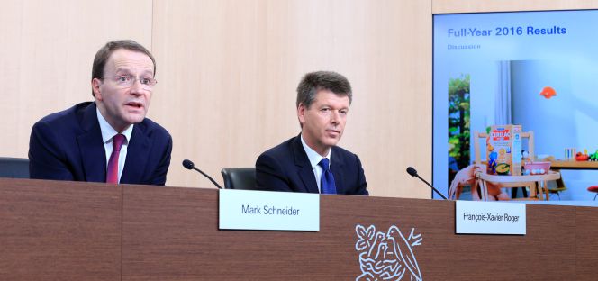 El CEO de Nestlé, Ulf Mark Schneider (izquierda) y el director financiero, François-Xavier Roger, ayer.