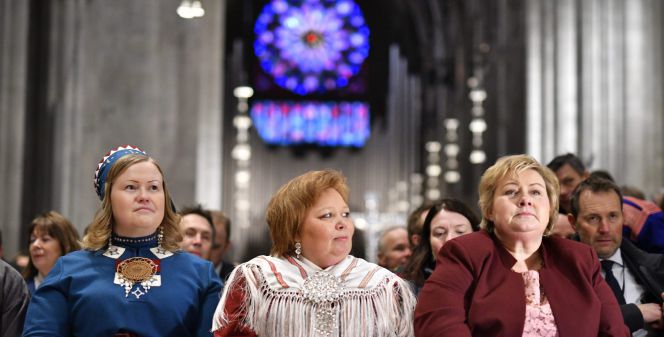 La primera ministra noruega Erna Solberg (d) durante una misa oficiada con motivo del centenario del primer congreso del pueblo lapón en la catedral de Nidaros en Trondheim, Noruega el 6 de febrero de 2017. Los lapones o saamis habitan en Laponia, una región que se encuentra entre Noruega, Suecia, la península de Kola y Finlandia. EFEOle Martin Wold **PROHIBIDO US USO EN NORUEGA**