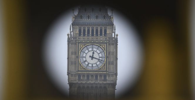 Vista del Big Ben a través de una forma circular, en Westminster, Londres, Reino Unido.