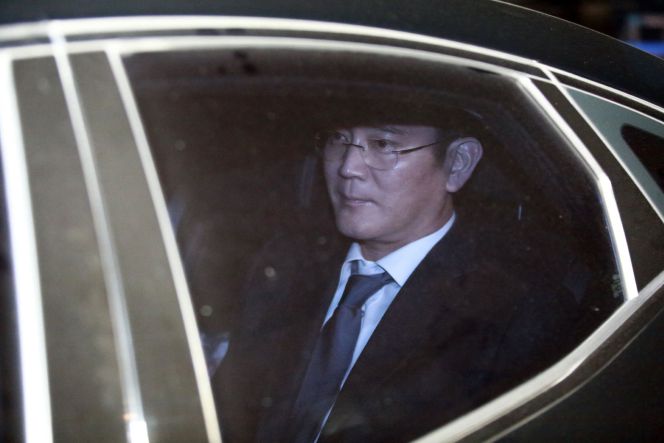 El heredero del grupo Samsung y vicepresidente de Samsung Electronics, Lee Jae-yong (c), accede al centro de detención en espera de la decisión del tribunal en Seúl (Corea del Sur)