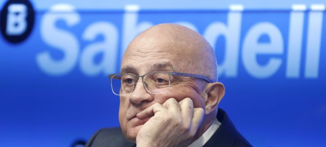 Banco Sabadell paga menos a sus primeros ejecutivos