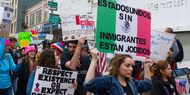 Manifestantes sostienen pancartas durante una protesta por el aumento de las redadas y las políticas anti inmigrantes de la administración del presidente de EE.UU. Donald Trump.