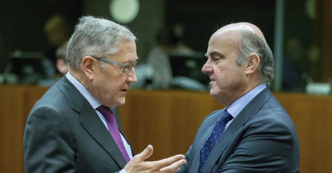 El ministro español de Economía, Luis de Guindos (d), conversa con el director gerente del Mecanismo de Estabilidad, Klaus Regling, en una reunión de ministros de Economía y Finanzas de la Unión Europea, el Ecofin, en Bruselas (Bélgica).