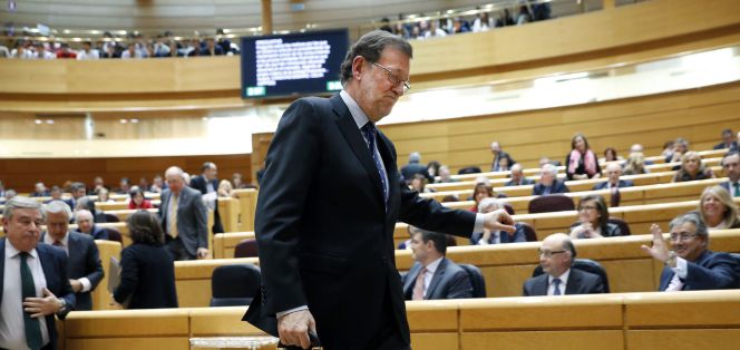 El presidente del Gobierno, Mariano Rajoy, se marcha tras su intervención en la sesión de control al Gobierno en el Senado.