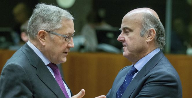 El ministro español de Economía, Luis de Guindos (d), conversa con el director gerente del Mecanismo de Estabilidad, Klaus Regling, en una reunión de ministros de Economía y Finanzas de la Unión Europea, el Ecofin, en Bruselas (Bélgica). EFEArchivo