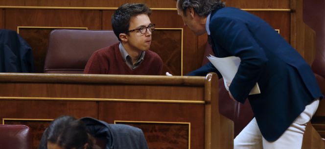GRA430. MADRID, 21022017.- El ex portavoz parlamentario de Podemos Íñigo Errejón (i) conversa con el portavoz del PP, Antonio Hernando (d), esta tarde en el pleno del Congreso. EFEJ.P. Gandul
