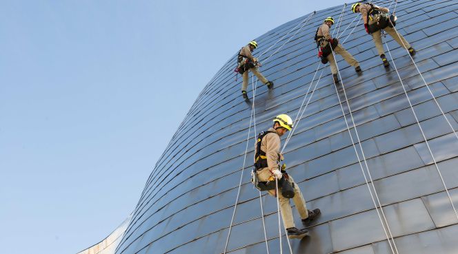 Los escaladores del Museo Guggenheim de Bilbao
