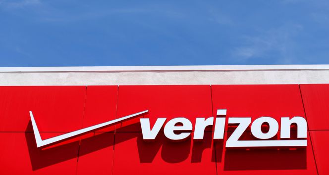 Un logo de Verizon en una tienda en San Diego, California.