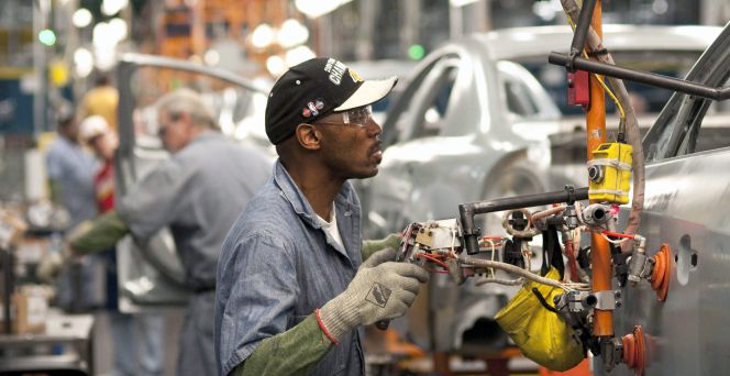 Un trabajador de una fábrica de automóviles. EFEArchivo