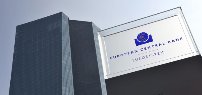 Vista del logotipo del Banco Central Europeo (BCE) en su sede de Fráncfort, Alemania.