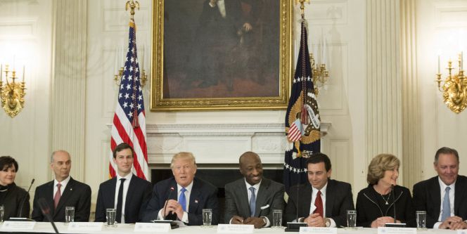 Donald J. Trump durante una reunión con los directores generales de compañías manufactureras.