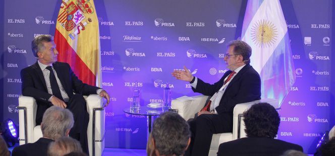 El presidente de Argentina, Mauricio Macri, conversa con el presidente ejecutivo de Prisa, Juan Luis Cebrián.