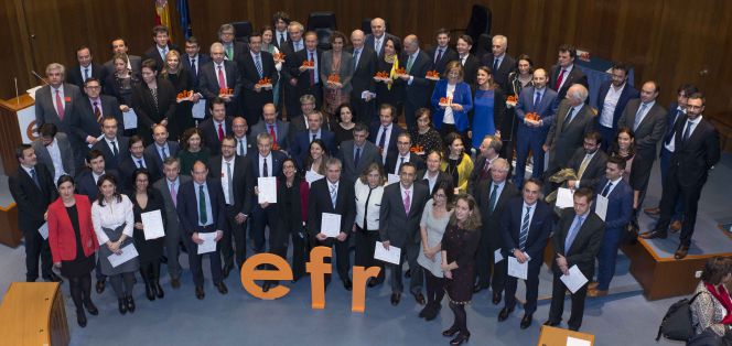 Foto de familia de entrega de certificados EFR de este año con la ministra de Sanidad, Dolors Montserrat.