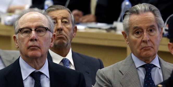 El expresidente de Caja Madrid y Bankia Rodrigo Rato, a la izquierda, y su antecesor, a la derecha, durante el juicio por las tarjetas 'black'.