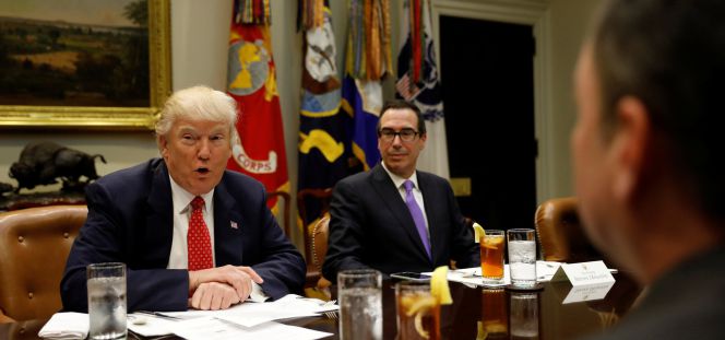 Donald Trump y Steven Mnuchin, el miércoles pasado en la Casa Blanca.