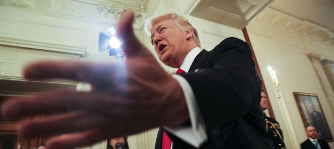 El presidente estadounidense, Donald Trump (c), asiste a la reunión de la Asociación Nacional de Gobernadores en la Casa Blanca, Washington, Estados Unidos, hoy, 27 de febrero de 2017. Trump ha anticipado hoy la solicitud de un incremento "histórico" en el gasto en Defensa que el Gobierno ha cifrado en unos 54.000 millones de dólares, y que su presupuesto para el año fiscal 2018, que entregará al Congreso en marzo, estará centrado en la "seguridad" de EE.UU y una "gran reducción" en el gasto en ayuda a terceros países. EFEAude Guerrucci **POOL**