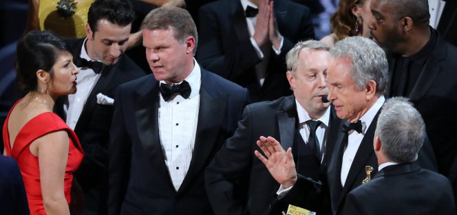 La custodia de PwC en la gala de los Óscar Martha Ruiz (izquierda) habla con su compañero Brian Cullinan, en plena confusión final.