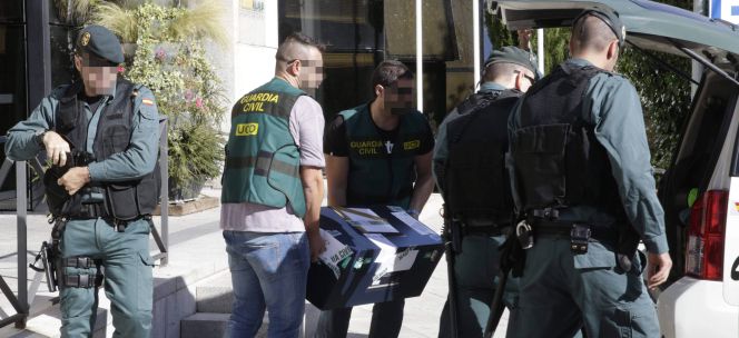 La Guardia Civil recaba documentación en un proceso contra una banda organizada.
