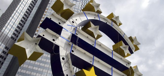 Vista de la escultura del euro frente a la antigua sede del Banco Central Europeo (BCE) en Fráncfort, Alemania.