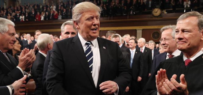El presidente de los Estados Unidos, Donald J. Trump, en su primer discurso en una sesión conjunta del Congreso en la Cámara de Representantes en Washington, DC , (Estados Unidos).