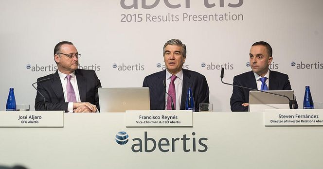 El responsable financiero de Abertis, José Aljaro, el consejero delegado del grupo, Francisco Reynés, y el director de relaciones con inversores, Steven Fernández.