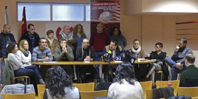 Empleados de las plantas de elaboración y frigoríficos del Grupo Nueva Pescanova, representados por los portavoces de los sindicatos CIG, UGT, CUT y USO; Ignacio Couñago (4d), de UGT, Ricardo Castro(4i), de CUT, Jesús García (c), de CIG, y Benito Lorenzo (3i), de USO, que ostentan la mayoría en estos centros de trabajo, han denunciado la "intención" de la empresa de "imponer" un convenio colectivo "a la baja". EFEArchivo