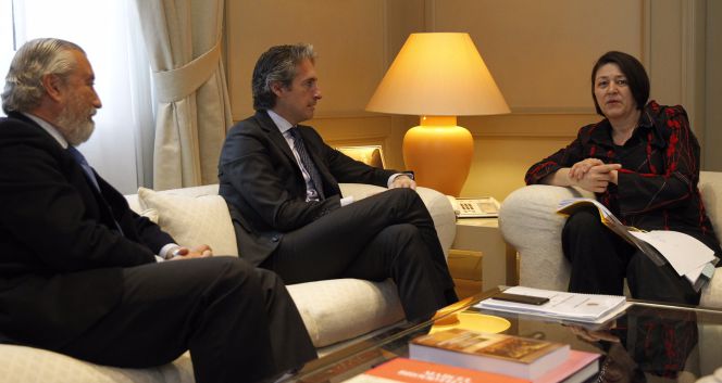 La comisaria de Transportes de la UE, Violeta Bulc, esta mañana en Madrid junto al ministro de Fomento, Íñigo de la Serna, y el secretario de Estado de Infraestructuras, Julio Gómez Pomar.