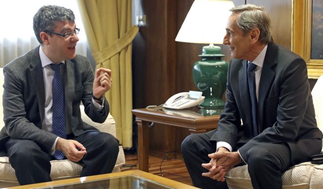 El ministro de Energía,Turismo y Agenda Digital, Álvaro Nadal y el presidente de la comisión de Sociedad Digital de CEOE, Julio Linares.