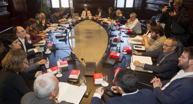Vista de la reunión de la mesa de portavoces del Parlament donde se debate la modificación de la disposición sobre el referéndum en los presupuestos del Govern y la propuesta de JxSí para reformar el reglamento del Parlament.