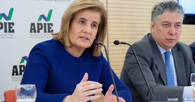 Fátima Báñez, ministra de Empleo y Seguridad Social, en un curso de la Apie.