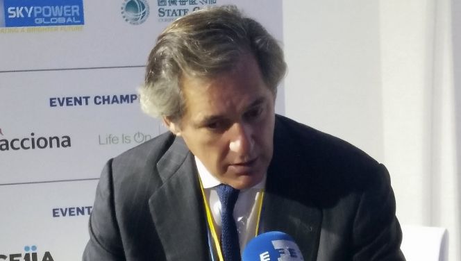 El presidente de la compañía española Acciona, José Manuel Entrecanales, durante una entrevista con la Agencia Efe.