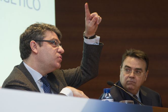 El ministro de Energía, Álvaro Nadal, junto al presidente de Enagás, Antonio Llardén