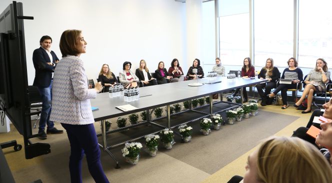 Pilar López, presidenta de Microsoft España, durante una jornada que reunió ayer en su sede a mujeres emprendedoras, directivas, políticas y periodistas.